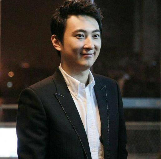 青岛网红大叔和他儿子吃瓜事件,一场网络热议的亲子互动  第3张 青岛网红大叔和他儿子吃瓜事件,一场网络热议的亲子互动  第3张